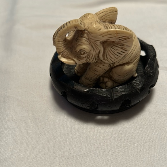 Vintage mini elephant on stand - Picture 1 of 4